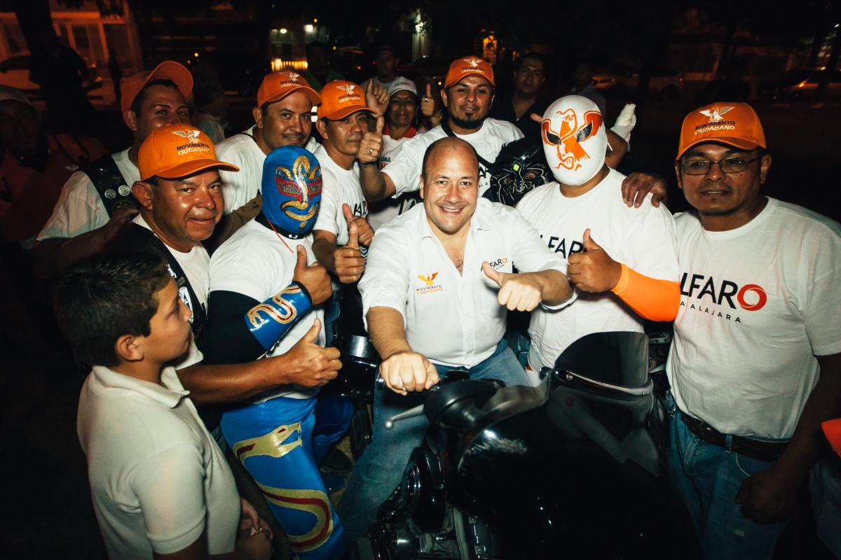 Enrique Alfaro con Club de Motociclistas 