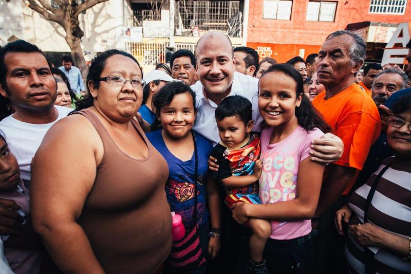 Enrique Alfaro se toma una foto con familia de simpatizantes